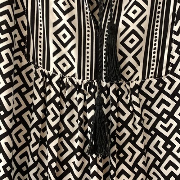 Max Studio Size Medium sleeveless blouse black & white like new with tassel tie - Picture 4 of 6